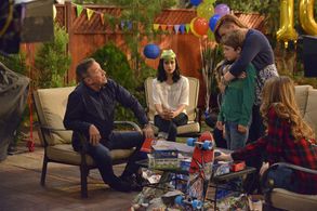 Tim Allen, Amanda Fuller, Molly Ephraim, Kaitlyn Dever, and Flynn Morrison in Last Man Standing (2011)