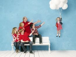 Leigh-Allyn Baker, Eric Allan Kramer, Jason Dolley, Bridgit Mendler, Bradley Steven Perry, and Mia Talerico in Good Luck