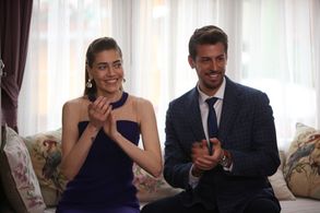 Öznur Serçeler and Birand Tunca in Erkenci Kus: Episode #1.39 (2019)