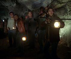 David Arquette, Kari Wuhrer, Matt Czuchry, and John Storey in Eight Legged Freaks (2002)