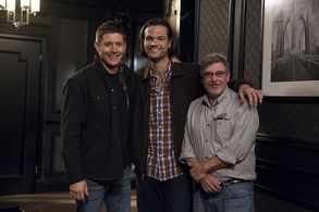 Jensen Ackles, Jared Padalecki, and Robert Singer in Supernatural (2005)