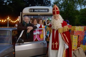 Wilbert Gieske, Fred Van Kuyk, Beryl van Praag, Anouk de Pater, and Tim Oortman in De club van Sinterklaas en de race te