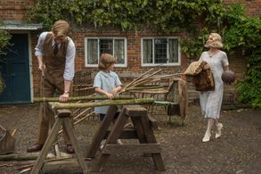 Domhnall Gleeson, Margot Robbie, and Will Tilston in Goodbye Christopher Robin (2017)