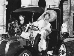 Shelley Winters and Monica Vitti in Mimì Bluette... fiore del mio giardino (1976)