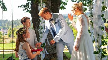 Paulina Schnurrer, Sebastian Achilles, Jana Reinermann, and Giuliano Marieni in A House of Animals: Vogelhochzeit (2021)