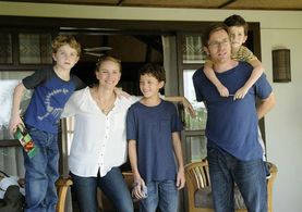 Ewan McGregor, Naomi Watts, Oaklee Pendergast, Tom Holland, and Samuel Joslin in The Impossible (2012)