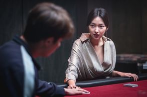 Jeong Min Park and Yu-hwa Choi in Tazza: One-Eyed Jack (2019)