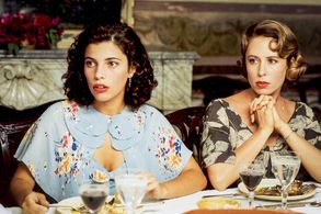 Miriam Díaz-Aroca and Maribel Verdú in Belle Epoque (1992)