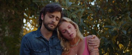 Guilherme Gorski and Julia Palha in Amo-te Imenso (2024)