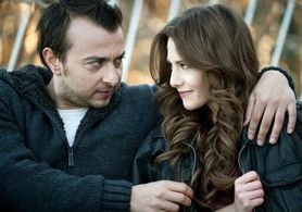 Ali Atay and Ezgi Asaroglu in Leyla and Mecnun (2011)