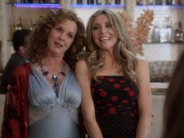 Elizabeth Perkins and Sarah Chalke in How to Live with Your Parents (for the Rest of Your Life) (2013)