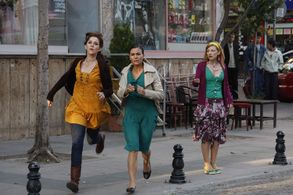 Hatice Aslan, Zeynep Kumral, and Oya Okar in Dügün Sarkicisi (2008)