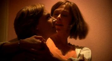 Nina Jones and Samaire Armstrong in The Staircase Murders (2007)