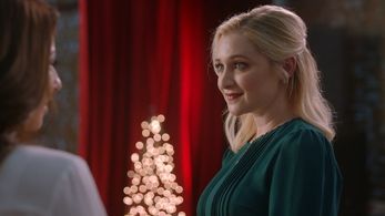 Vanessa Lengies and Katherine Bailess in A Date by Christmas Eve (2019)