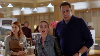 Brad Garrett, Leighton Meester, and Angela Gulner in Single Parents (2018)