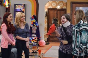 Penny Marshall, Cindy Williams, Jennette McCurdy, and Ariana Grande in Sam & Cat (2013)