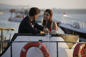 Tolgahan Sayisman and Hande Erçel in Siyah Inci (2017)