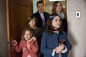Vera Farmiga, Peter Sarsgaard, Jimmy Bennett, Isabelle Fuhrman, and Aryana Engineer in Orphan (2009)