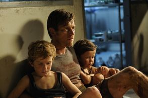 Ewan McGregor, Oaklee Pendergast, and Samuel Joslin in The Impossible (2012)