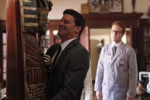 David Boreanaz and Kasey Mahaffy in Bones (2005)