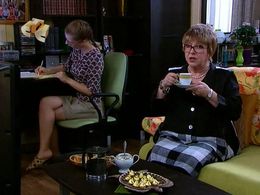 Olga Volkova and Elizaveta Arzamasova in Papiny dochki (2007)