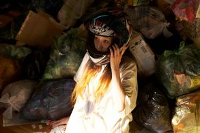 Ryeowon Jung in Castaway on the Moon (2009)