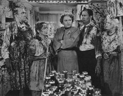 Dot Farley, Edgar Kennedy, Florence Lake, Vivien Oakland, and Jack Rice in Home Canning (1948)