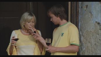 Krystof Hádek and Jana Svandová in 2Grapes (2009)