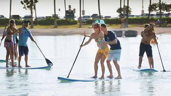 Daniel Bess and Missy Peregrym in Hawaii Five-0 (2010)
