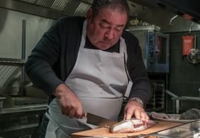 Emeril Lagasse in Eat the World with Emeril Lagasse (2016)
