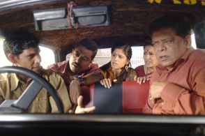 Mohan Joshi, Sanjay Narvekar, Vandana Gupte, and Sai Tamhankar in Be Dune Saade Chaar (2009)