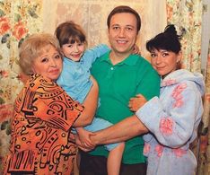 Georgiy Dronov, Anna Frolovtseva, and Ekaterina Volkova in The Voronins (2009)