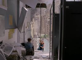 Sharon Lawrence and Michal Suchánek in Aftershock: Earthquake in New York (1999)