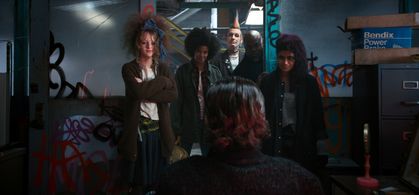 James Landry Hébert, Kai Greene, Gabrielle Maiden, Anna Jacoby-Heron, Millie Bobby Brown, and Linnea Berthelsen in Stran