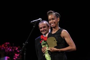Khetanya-Henderson-(actor) accepting the Innovation Award Travelator by-Dusan-Milic