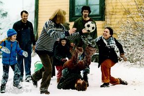 Jessica Liedberg, Ola Rapace, Michael Nyqvist, and Shanti Roney in Together (2000)