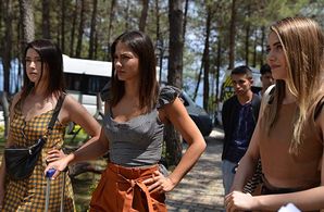 Demet Özdemir, Öznur Serçeler, and Sibel Sisman in Erkenci Kus (2018)