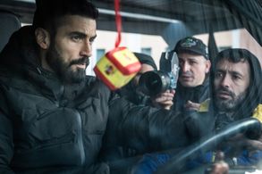 Álex García and Rodrigo Sorogoyen in Antidisturbios (2020)