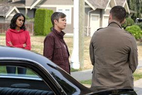 Jensen Ackles, Kim Rhodes, and Clark Backo in Supernatural (2005)