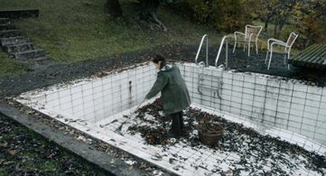 Barbara Auer in Vacuum (2017)