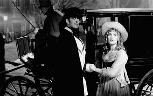 Raul Julia and Rachel Robertson in Mack the Knife (1989)