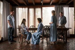 Susan Prior, Simon Maiden, Reef Ireland, Taylor Ferguson, and Jessica Faulkner in Glitch (2015)