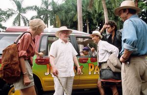 Jeff Goldblum, Richard Attenborough, Laura Dern, Sam Neill, and Martin Ferrero in Jurassic Park (1993)