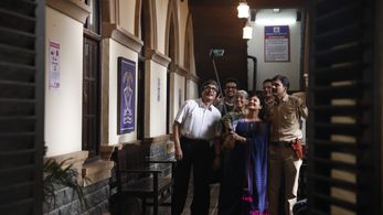 Raj Babbar, Ayesha Jhulka, Atul Kulkarni, Ratna Pathak Shah, Raunaq Kamdar, and Pratish Vora in Happy Family Conditions 