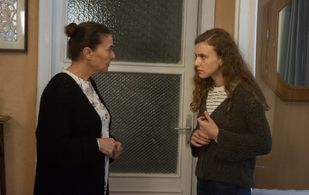 Hatice Aslan and Ahsen Eroglu in Kuzgun: 15.Bölüm (2019)