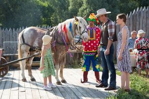Maria Mashkova, Anton Pampushnyy, and Niyole Seryozhnikova in Bednaya Liz (2013)