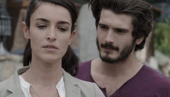 Yon González and Blanca Romero in Bajo sospecha (2014)