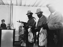 Herbert Bötticher, Harald Leipnitz, and Günther Neutze in Vier gegen die Bank (1976)