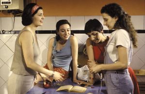 Marta Belaustegui, Rocío Calvo, Nieve de Medina, and Lola Dueñas in Marta and Surroundings (1999)