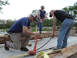 Johnny Jett and Sherman Thompson in Barnwood Builders (2013)